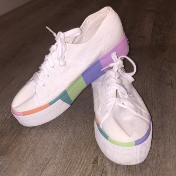 2790 stripe platform sneaker